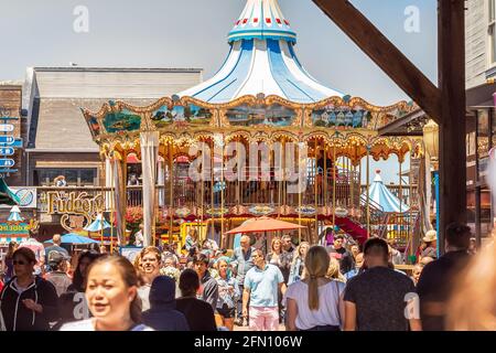 SAN FRANCISCO, CALIFORNIA, USA - 24 luglio 2018: Folla di persone al Pier 39 Carousel di San Francisco, California Foto Stock
