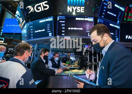 (210513) -- NEW YORK, 13 maggio 2021 (Xinhua) -- i commercianti lavorano alla Borsa di New York (NYSE) a New York, Stati Uniti, 12 maggio 2021. Gli stock degli Stati Uniti sono crollati il mercoledì come un indicatore chiave di inflazione ha mostrato più alto-che-anticipato le pressioni di prezzo e gli investitori unnerved. La media industriale di Dow Jones è crollata di 681.50 punti, o 1.99 per cento, per concludersi a 33,587.66. L'S&P 500 è diminuito di 89.06 punti, o del 2.14%, a 4,063.04. L'indice composito Nasdaq ha versato 357.75 punti, o 2.67 per cento, a 13,031.68. (Courtney Crow/NYSE/handout via Xinhua) Foto Stock