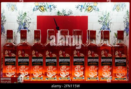 Flaconi Beefeater Blood Orange sullo scaffale del negozio. Beefeater di proprietà di Pernod Ricard. Foto Stock