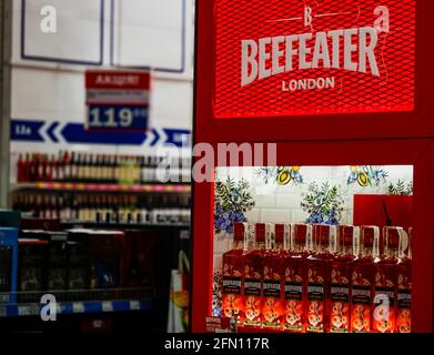 Flaconi Beefeater Blood Orange sullo scaffale del negozio. Beefeater di proprietà di Pernod Ricard. Foto Stock