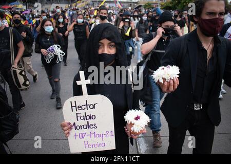 Bogota, Cundinamarca, Colombia. 12 maggio 2021. La città di Bogotà affronta il suo quattordicesimo giorno di proteste nel contesto dello sciopero nazionale indetto dai settori sociali contro il governo colombiano del presidente Ivan Duque Credit: Daniel Romero/LongVisual/ZUMA Wire/Alamy Live News Foto Stock