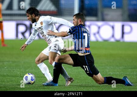 BERGAMO, ITALIA - MAGGIO 12: Perparim Hetemaj di Benevento e Remo Freuler di Atalanta BC combattono per il possesso durante la Serie A match tra Atalanta Foto Stock