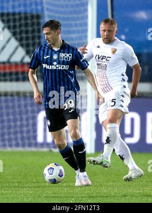 BERGAMO, ITALIA - MAGGIO 12: Aleksey Miranchuk di Atalanta BC e Kamil Glik di Benevento durante la serie A match tra Atalanta Bergamo e Benevento Foto Stock