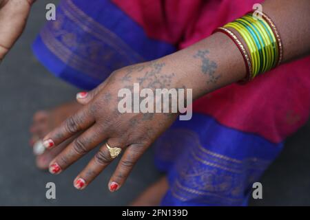 Donna tribale con tatuaggio a portata di mano. TRIBÙ BAIGA, Chiyapadar Baiga villaggio di Odisha, India Foto Stock