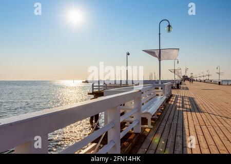 Famoso lungo molo in legno sul Mar Baltico in Polonia Foto Stock