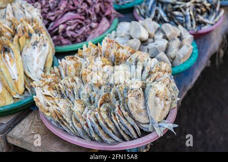 Pesce secco e salato in vendita presso il mercato agricolo di Banyuwangi o Banjuwangi, Java, Indonesia, Sud-Est asiatico, Asia Foto Stock