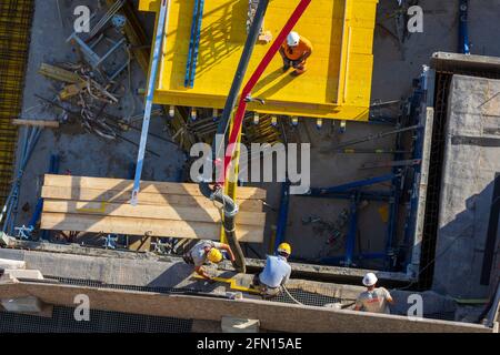 Wien, Vienna: Lavori concreti sul cantiere, lavoratore nel 22. Donaustadt, Vienna, Austria Foto Stock