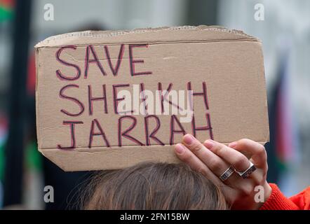 Firma al raduno di Save Sheikh Jarrah per una Palestina libera, esortando il governo britannico ad agire e smettere di permettere a Israele di agire impunemente. Foto Stock