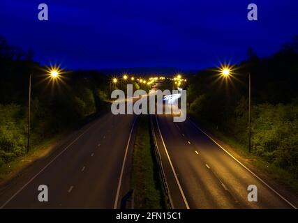 sentieri per luci sulla strada principale Foto Stock