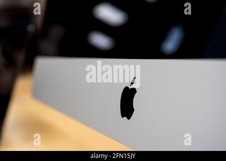 Negozio autorizzato Apple. Il negozio moderno con prodotti Apple: IPhone, MacBook, iPad, logo Apple. Foto Stock