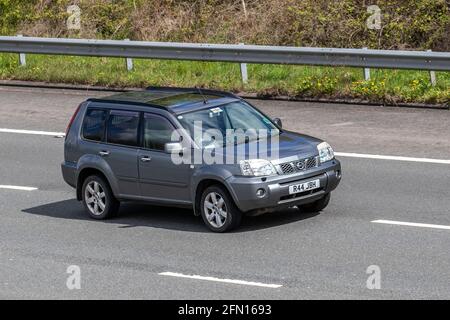 2007 grigio Nissan X-Trail dCi 2184cc diesel SUV; traffico veicolare, veicoli in movimento, automobili, veicoli che guidano su strade del Regno Unito, motori, motori, motori sulla rete stradale M6 autostrada UK. Foto Stock