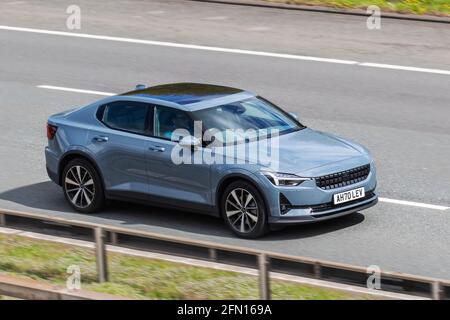 Polestar 2 Pilot Plus EV AWD; chiusura elettrica Volvo Performance con trazione posteriore, portellone elettrico a 5 porte a batteria. Motore singolo a lungo raggio Polestar 2. Veicoli in movimento, auto, veicoli in movimento su strade del Regno Unito, motori, motori sull'autostrada M6 rete stradale del Regno Unito. Foto Stock