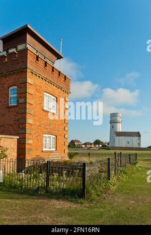 Vecchio faro di Hunstanton, con l'edificio Coastguard Lookout in primo piano, sulla cima della scogliera, Hunstanton, Norfolk, Regno Unito Foto Stock