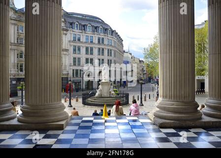 Londra, Inghilterra, Regno Unito. Vista dalle porte della cattedrale di San Paolo, guardando verso ovest lungo Ludgate Hill Foto Stock