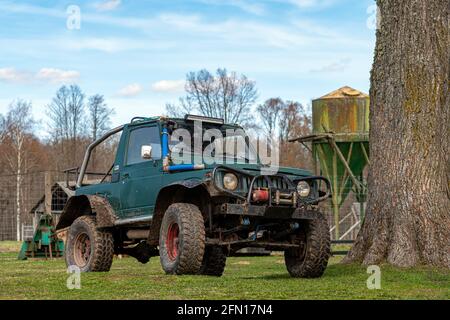 Gulbene, Lettonia - 02 maggio 2021: Compatto giapponese SUV Suzuki con messa a punto off-Road in un cortile Foto Stock