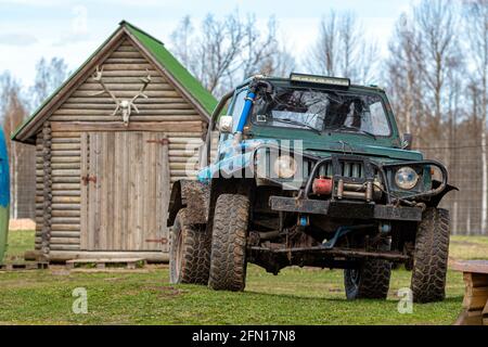 Gulbene, Lettonia - 02 maggio 2021: Compatto giapponese SUV Suzuki con messa a punto off-Road in un cortile Foto Stock