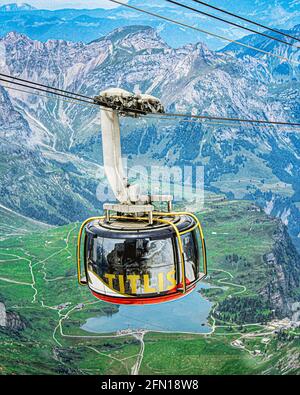 LA funivia TITLIS Rotair ruota verso la cima innevata di TITLIS, Svizzera Foto Stock