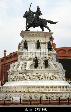 Statua di Maharaja Ranjit Singh ad Amritsar, Punjab, India Foto Stock