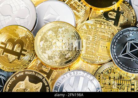 Selezione di gettoni di criptovaluta tra cui etereo, ripple, dogecoin, bitcoin, cardano e litecoin background Foto Stock