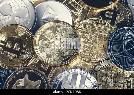 Selezione di gettoni di criptovaluta tra cui etereo, ripple, dogecoin, bitcoin, cardano e litecoin background Foto Stock