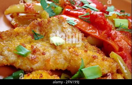 Fishkefilet med remoulade - Filetto di pesce con Remoulade. Cucina danese di Natale Foto Stock