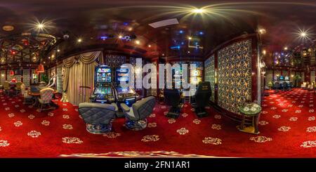 LAS VEGAS, USA - MAGGIO, 2017: Panorama hdri senza giunture completo vista a 360 gradi in un casinò vip di lusso d'élite interno con file di slot machine in stile rosso i. Foto Stock