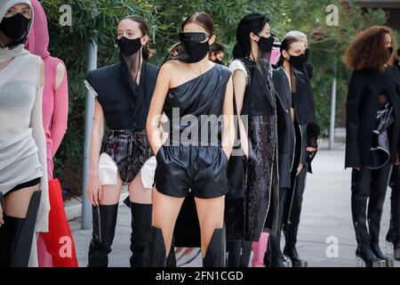 Modelli nel backstage della sfilata di moda Rick Owens a Venezia Lido, Primavera Estate 2021, settimana della Moda pronti all'uso Foto Stock