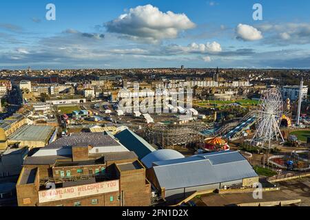 Margate, Regno Unito - 5 febbraio 2021: Vista da Arlington House a Margate verso Cliftonville, con il centro di test Covid 19 dietro Dreamland Foto Stock