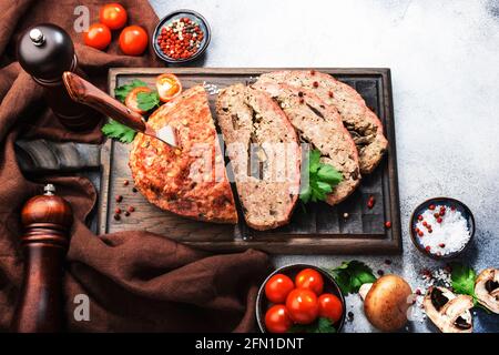 Meatloaf con mashroom, cucina americana classica con carne macinata di manzo al forno sul tagliere. Vista dall'alto Foto Stock