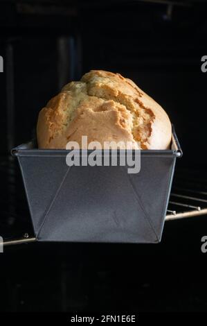 Pound torta nella preparazione Foto Stock