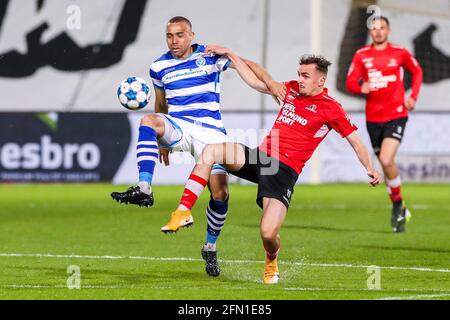 DOETINCHEM, OLANDA - MAGGIO 12: Johnathan Opoku di De Graafschap, Lance Duijvestijn di Helmond Sport durante la partita olandese Keukenkampioendivisie BE Foto Stock