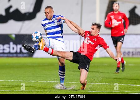 DOETINCHEM, OLANDA - MAGGIO 12: Johnathan Opoku di De Graafschap, Lance Duijvestijn di Helmond Sport durante la partita olandese Keukenkampioendivisie BE Foto Stock