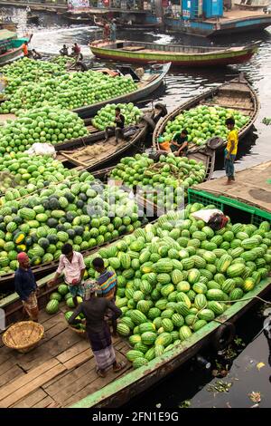 Caricamento di cocomeri dalla barca per la vendita ho catturato questa immagine il 29 marzo 2021 da Dhaka, Bangladesh, Asia del Sud Foto Stock