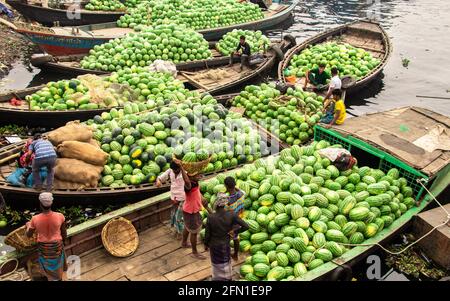 Caricamento di cocomeri dalla barca per la vendita ho catturato questa immagine il 29 marzo 2021 da Dhaka, Bangladesh, Asia del Sud Foto Stock