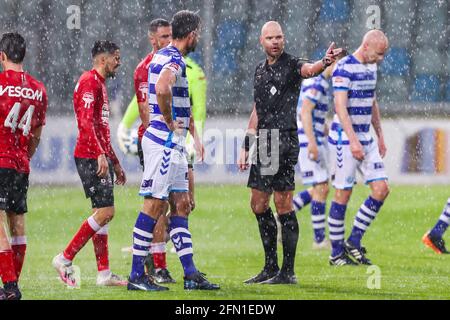 DOETINCHEM, OLANDA - MAGGIO 12: Ralf Seuntjens di De Graafschap, Referee Rob Dieperink durante la partita olandese di Keukenkampioendivisie tra De Graaf Foto Stock