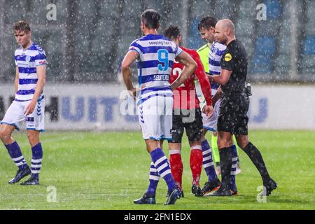 DOETINCHEM, OLANDA - MAGGIO 12: Ralf Seuntjens di De Graafschap, Guus Joppen (c) di Helmond Sport, Referee Rob Dieperink durante l'olandese Keukenkamp Foto Stock