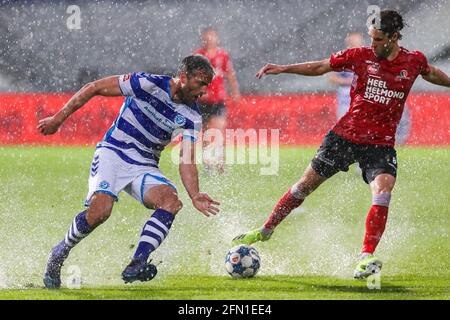 DOETINCHEM, OLANDA - MAGGIO 12: Ralf Seuntjens di De Graafschap, Orhan Dzepar di Helmond Sport durante la partita olandese di Keukenkampioendivisie Foto Stock