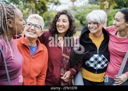 Felici donne multi generazionali che si divertono insieme dopo l'allenamento sportivo Outdoors - fuoco principale sul viso centrale della ragazza Foto Stock