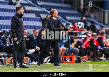 DOETINCHEM, PAESI BASSI - 12 MAGGIO: 4° ufficiale Thomas Hardeman, Coach Mike Snoei di De Graafschap durante la partita olandese di Keukenkampioendivisie Foto Stock