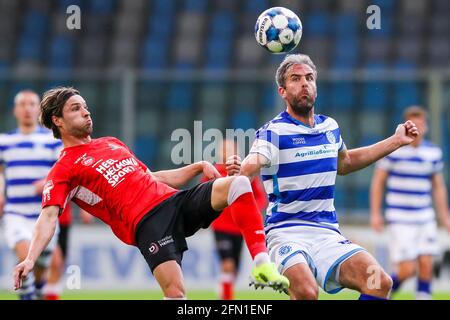 DOETINCHEM, OLANDA - MAGGIO 12: Orhan Dzepar di Helmond Sport, Ralf Seuntjens di De Graafschap durante la partita olandese di Keukenkampioendivisie Foto Stock