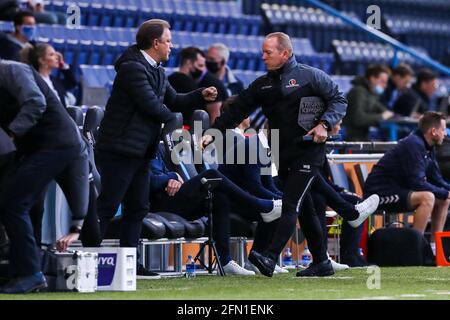 DOETINCHEM, PAESI BASSI - MAGGIO 12: Allenatore Mike Snoei di De Graafschap, allenatore Wil Boessen di Helmond Sport durante la partita olandese Keukenkampioendivisie b Foto Stock