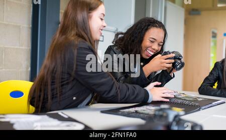 Sesta formazione multiculturale, giovani in istruzione, gruppo di giovani studenti in sesta forma, studenti che interagiscono in classe fotografica Foto Stock