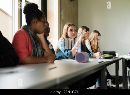 Sesta forma multiculturale di studenti, giovani in istruzione, gruppo di giovani studenti in sesta forma, studenti che interagiscono durante la classe Foto Stock