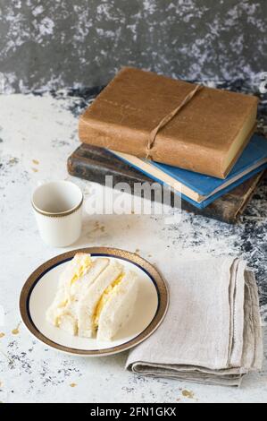 Tamago sando, sandwich giapponese di salata all'uovo, sfondo bianco Foto Stock