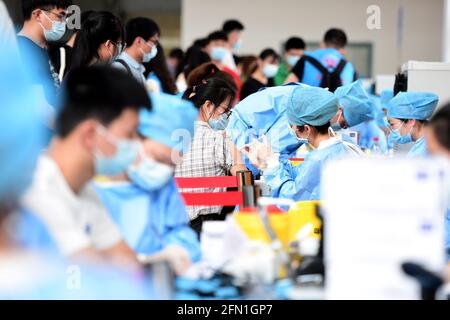 Hefei, provincia cinese di Anhui. 13 maggio 2021. I membri della facoltà e gli studenti ricevono i vaccini COVID-19 in un sito di vaccinazione presso l'Università agricola di Anhui a Hefei, provincia di Anhui, nella Cina orientale, il 13 maggio 2021. Credit: Huang Bohan/Xinhua/Alamy Live News Foto Stock