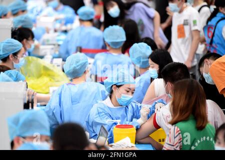 Hefei, provincia cinese di Anhui. 13 maggio 2021. I membri della facoltà e gli studenti ricevono i vaccini COVID-19 in un sito di vaccinazione presso l'Università agricola di Anhui a Hefei, provincia di Anhui, nella Cina orientale, il 13 maggio 2021. Credit: Huang Bohan/Xinhua/Alamy Live News Foto Stock