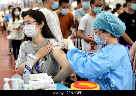 Hefei, provincia cinese di Anhui. 13 maggio 2021. Una donna riceve una dose di vaccino COVID-19 in un sito di vaccinazione presso l'Università agricola di Anhui a Hefei, provincia di Anhui, nella Cina orientale, il 13 maggio 2021. Credit: Huang Bohan/Xinhua/Alamy Live News Foto Stock