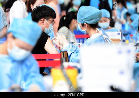 Hefei, provincia cinese di Anhui. 13 maggio 2021. I membri della facoltà e gli studenti ricevono i vaccini COVID-19 in un sito di vaccinazione presso l'Università agricola di Anhui a Hefei, provincia di Anhui, nella Cina orientale, il 13 maggio 2021. Credit: Huang Bohan/Xinhua/Alamy Live News Foto Stock