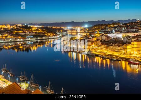 Blick über den Fluss Douro auf die Altstadt von Porto und Vila Nova de Gaia in der Abenddämmerung, Portugal, Europa | Vista sul fiume Douro a hist Foto Stock