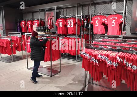 Il merchandising ufficiale del Manchester United è in vendita al Manchester United Megastore presso l'Old Trafford Stadium di Manchester, Regno Unito. Dicembre 2019. Foto Stock